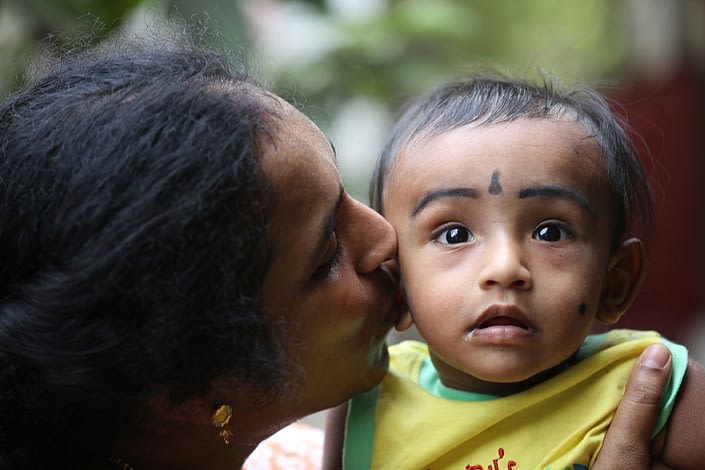 Ashwin is receiving umma kiss from mom